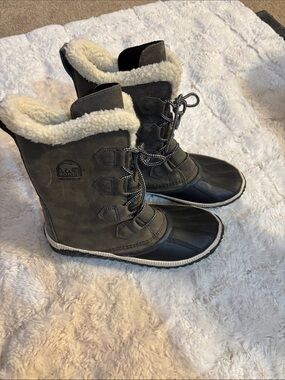 Sorel Gray and Black Women's Winter Lace-Up Boots with Sherpa Collar